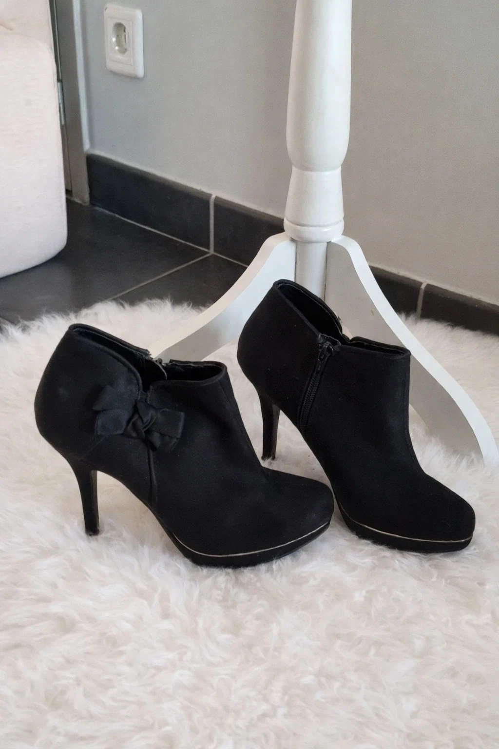 Chaussure à talon 👠 avec noeud et liseré doré Pointure 39